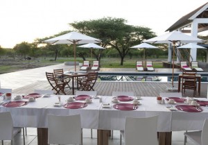 Frühstück bei emanya, Lodge in Namibia