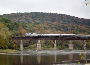 Der Vermonter überquert den White River (c) Amtrak
