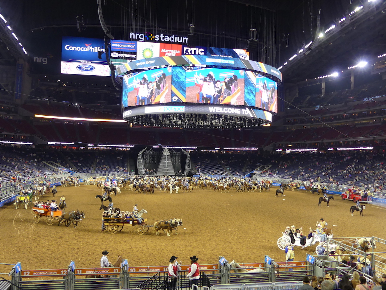 Hugo Rodeo Arena 4a-HOU-Rodeo-EveningShowGrandEntry©MB › Iwanowski's Reise-Blog